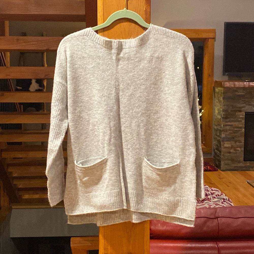 Like New Abercrombie & Fitch Sweater in Light Gray, size M